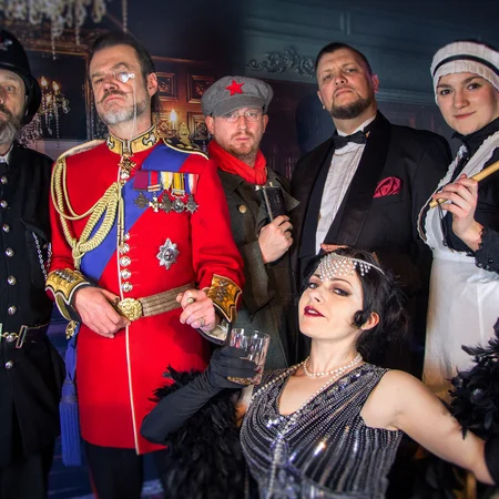 Veranstaltungen im Kloster Hornbach Gruppe in historischen Kostümen posiert in einem prunkvollen Raum