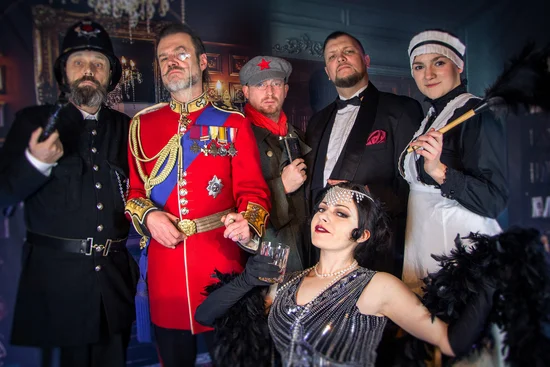 ABBA-Dinner – A Night to Remember Gruppe in historischen Kostümen posiert in einem prunkvollen Raum