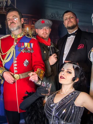 Treffpunkt, Kraftplatz und Hotel in Hornbach Gruppe in historischen Kostümen posiert in einem prunkvollen Raum