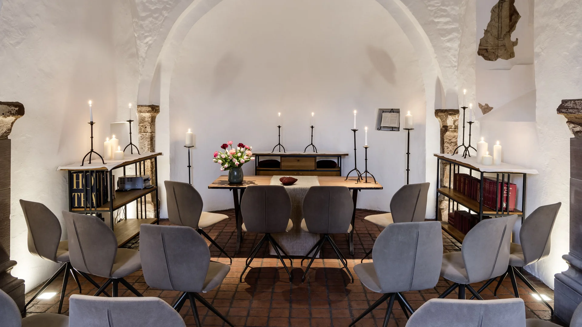 Treffpunkt, Kraftplatz und Hotel in Hornbach Kleiner, ruhiger Raum mit Stühlen, Kerzen und einem Tisch mit Blumen