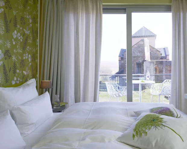 Wollen Sie das gesamte Landhaus mieten? Hotelzimmer mit Balkon und Blick auf historische Burgmauer