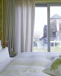 Kloster Hornbach: Ihre Ansprechperson für Medienanfragen Hotelzimmer mit Balkon und Blick auf historische Burgmauer