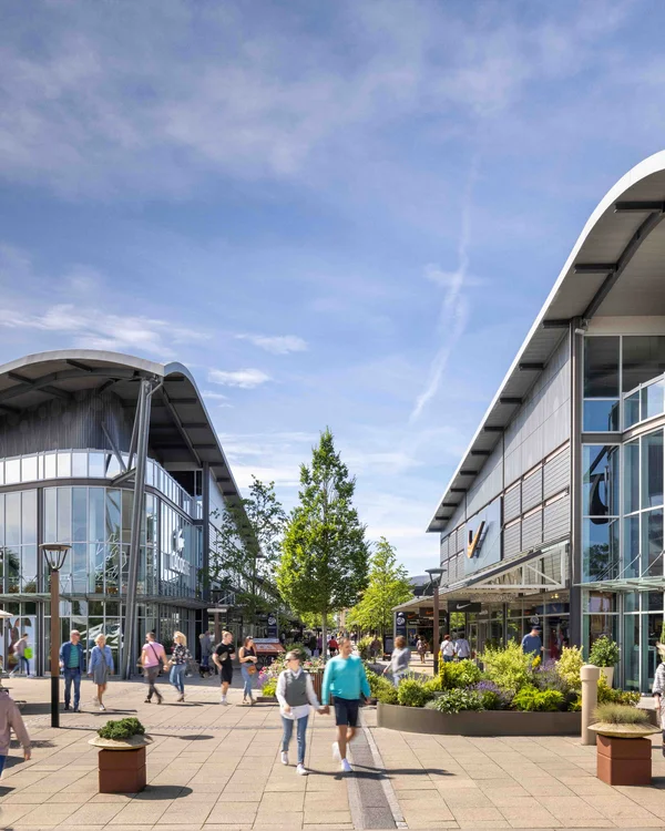 Ausflugstipps für Ihren Urlaub in der Pfalz Belebtes Einkaufszentrum mit Lacoste und Nike Geschäften und vielen Spaziergängern