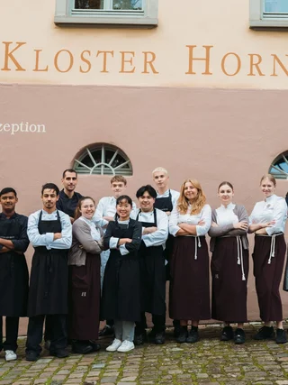 Treffpunkt, Kraftplatz und Hotel in Hornbach Hotel Kloster Hornbach Team steht vor dem Hotelfassade mit Empfangsschild