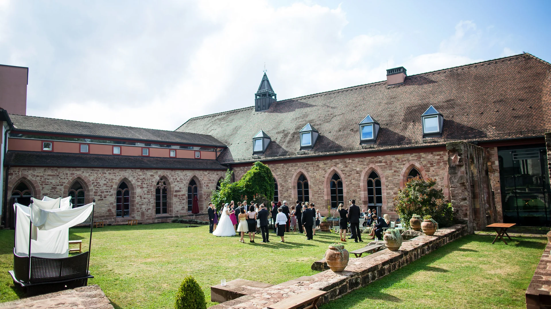 Treffpunkt, Kraftplatz und Hotel in Hornbach Gäste bei einer Hochzeitsfeier im Innenhof eines historischen Gebäudes