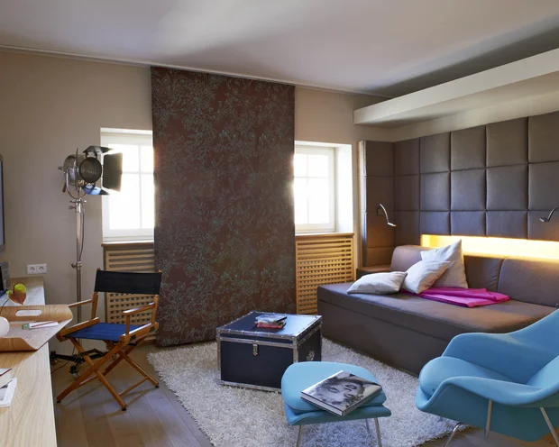 Wollen Sie das gesamte Landhaus mieten? Gemütliches Wohnzimmer mit Sofa, blauem Sessel und Fernseher