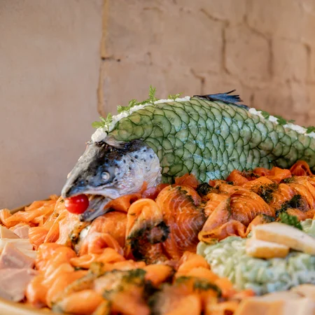 Veranstaltungen im Kloster Hornbach Lachsplatte mit rohem Lachs und dekoriertem Fischkopf mit Gurkenscheiben