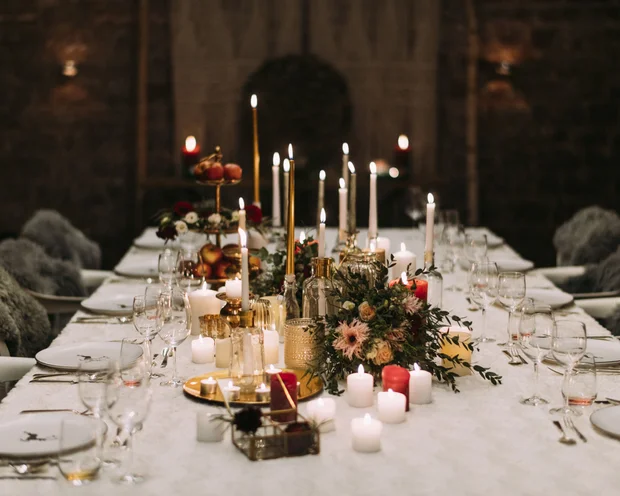 FAQs zu Ihrer Hochzeit im Kloster Hornbach Eleganter gedeckter Tisch mit leuchtenden Kerzen und Blumenarrangements