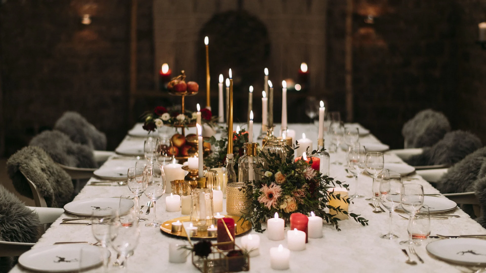 Räume für besondere Anlässe im Kloster Hornbach Eleganter gedeckter Tisch mit leuchtenden Kerzen und Blumenarrangements