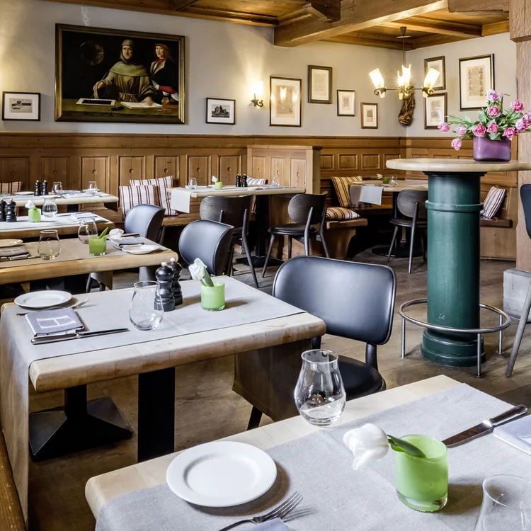 Treffpunkt, Kraftplatz und Hotel in Hornbach Gemütliches Restaurant mit Holzmöbeln, Barbereich und gedeckten Tischen