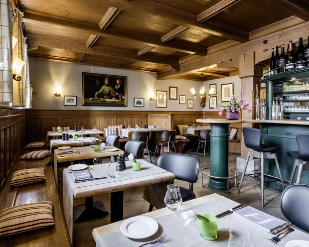 Treffpunkt, Kraftplatz und Hotel in Hornbach Gemütliches Restaurant mit Holzmöbeln, Barbereich und gedeckten Tischen