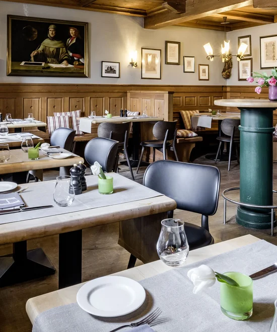 Übernachten Sie im Kloster oder im Lösch in Rheinland-Pfalz. Gemütliches Restaurant mit Holzmöbeln, Barbereich und gedeckten Tischen