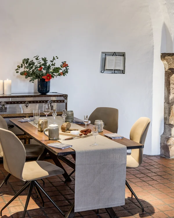 Von gemütlich bis Gourmet: Restaurants im Kloster Hornbach Moderner Essbereich mit Holztisch, beigen Stühlen und Kerzen in einem Raum mit Rundbogen
