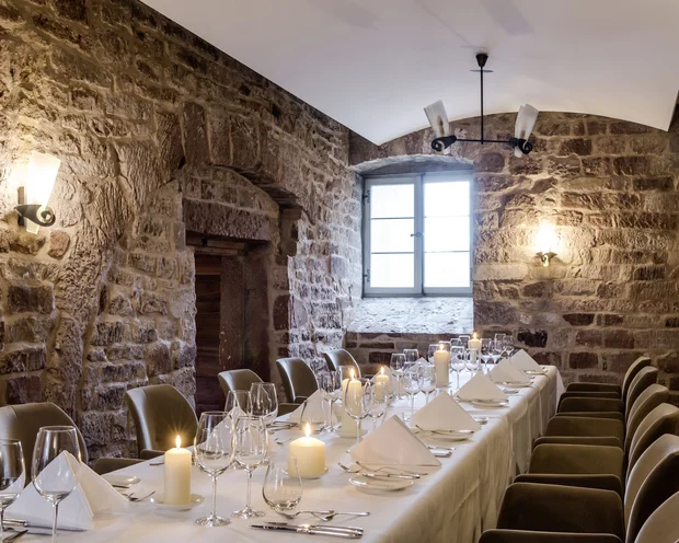 Räume für besondere Anlässe im Kloster Hornbach Eleganter Essraum mit Steinwänden und Kerzen auf einem gedeckten Tisch