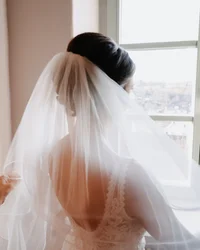 Kloster Hornbach und Lösch: Downloads Braut mit Schleier blickt aus Fenster, Hände richten Schleier aus