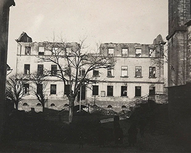 Ihre Gastgeber im Kloster Hornbach Zerstörtes Gebäude mit fehlendem Dach und kahlen Bäumen davor