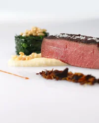 Kloster Hornbach und Lösch: Downloads Medium gebratenes Steak mit Beilagen kunstvoll auf weißem Teller angerichtet