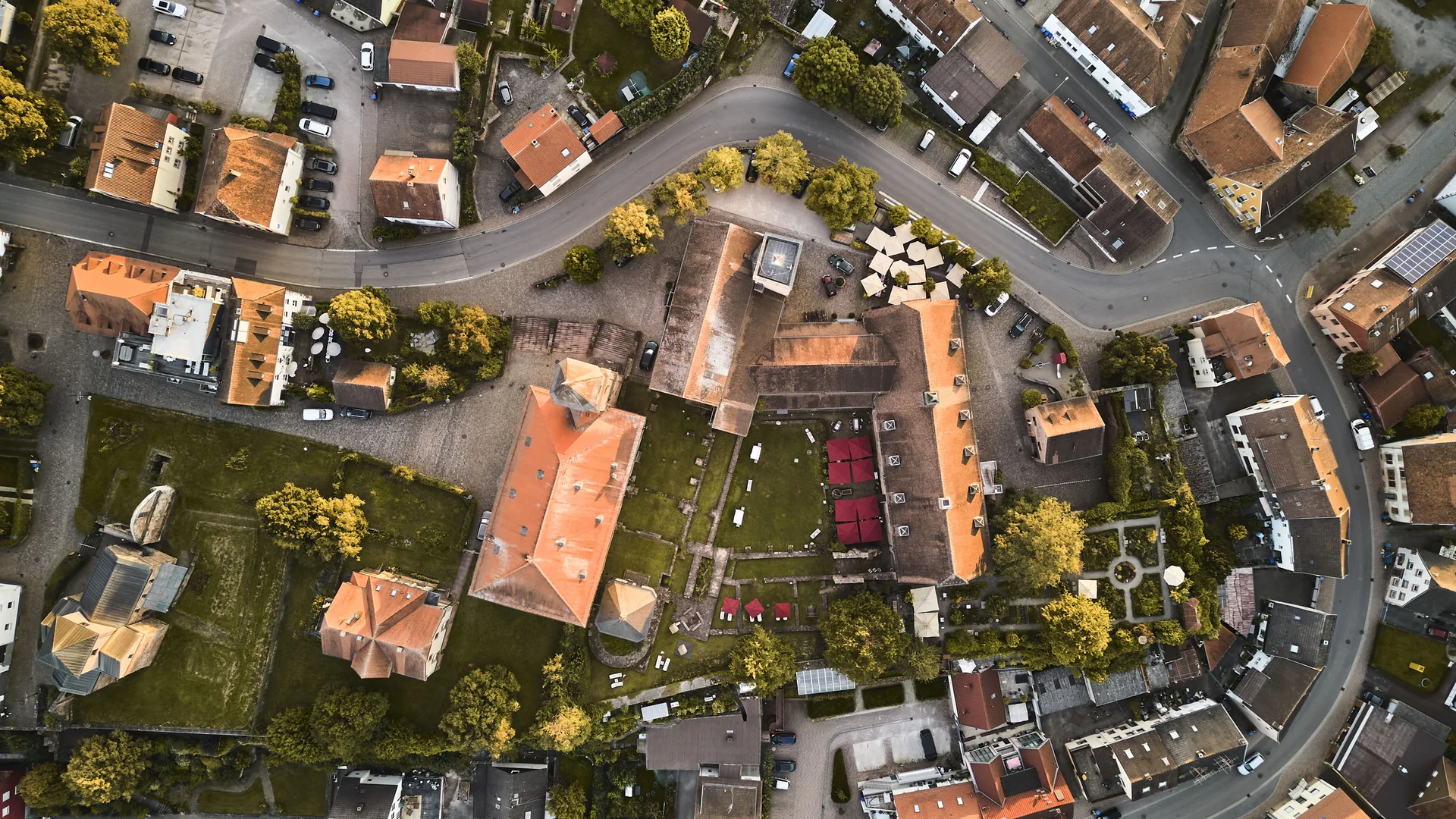 Ihre Anreise ins Kloster Hornbach Luftaufnahme einer Stadt mit Straßen, Gebäuden und Grünflächen