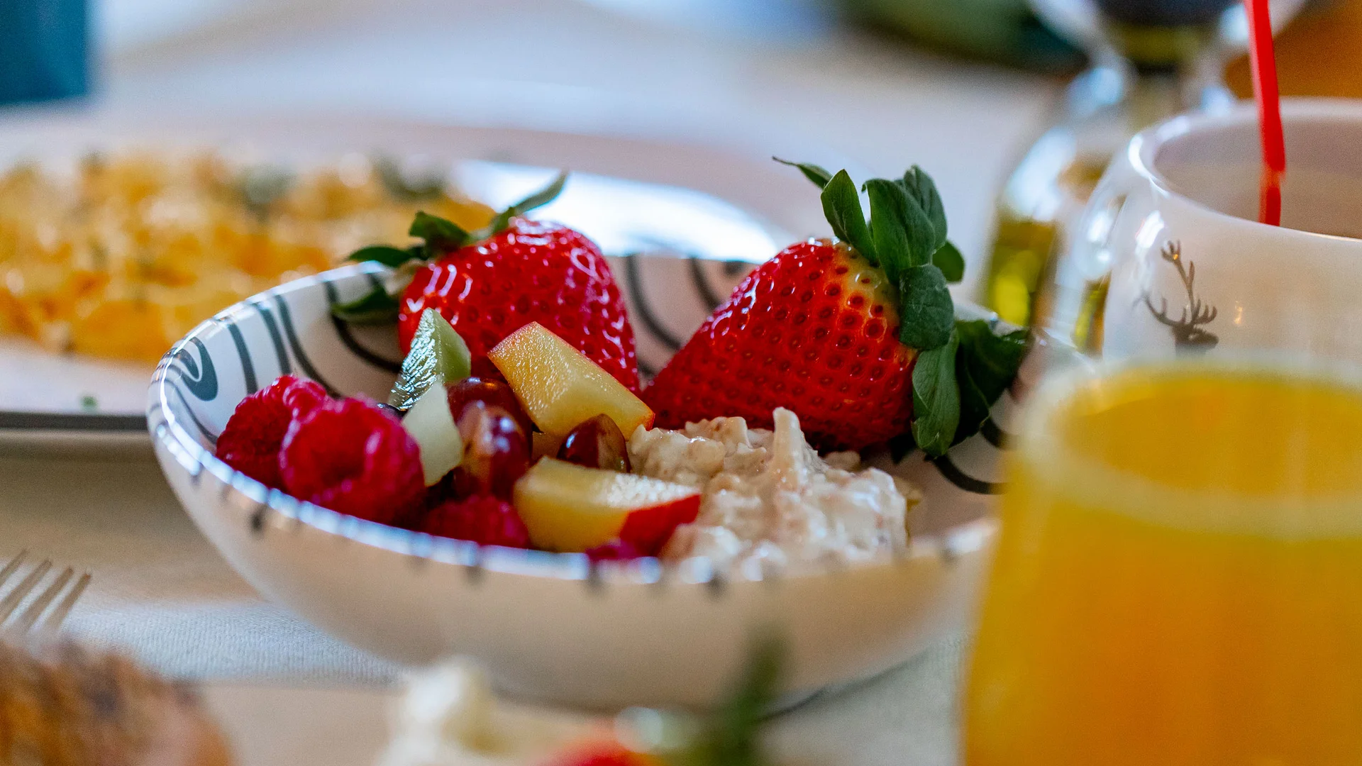 Brunch und Frühstück im Kloster bei Zweibrücken Schale mit frischen Früchten und Hüttenkäse, daneben ein Glas Orangensaft
