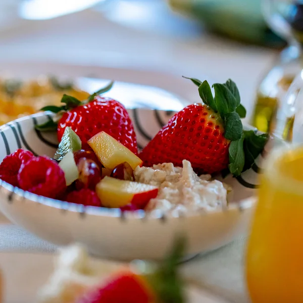 Inklusivleistungen im Kloster Hornbach und im Lösch Schale mit frischen Früchten und Hüttenkäse, daneben ein Glas Orangensaft