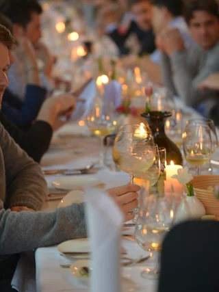 Treffpunkt, Kraftplatz und Hotel in Hornbach Menschen sitzen an einem langen Tisch mit wein und Kerzenlicht