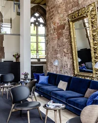 Kloster Hornbach und Lösch: Downloads Moderner Wartebereich mit blauer Couch, Stühlen und großer verzierten Spiegelwand