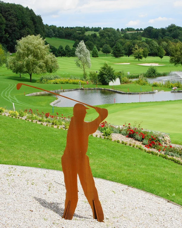 Aktivurlaub in der Pfalz – Wandern, Radfahren und Golfen rund ums Kloster Hornbach und das Lösch Golfschläger Skulpturen auf einem gepflegten Golfplatz mit Teich und Bäumen
