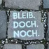 Treffpunkt, Kraftplatz und Hotel in Hornbach Pflastersteine mit dem weißen Schriftzug BLEIB. DOCH. NOCH.