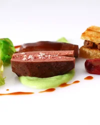 Kloster Hornbach: Ihre Ansprechperson für Medienanfragen Fein angerichtetes Gourmetgericht mit Fleisch, Rosenkohl und Sauce auf weißem Teller