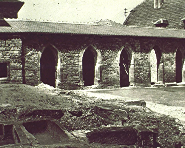Ihre Gastgeber im Kloster Hornbach Historische Steingebäude mit gotischen Bögen und Ruinen im Vordergrund