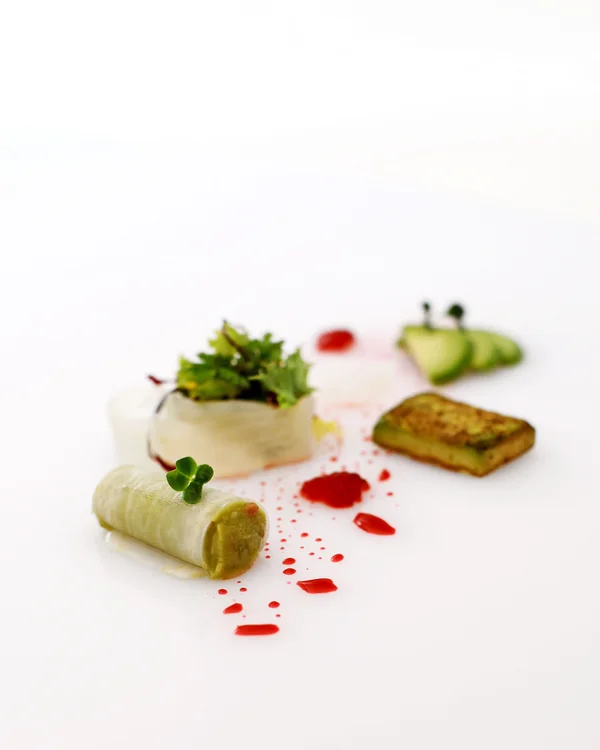 Von gemütlich bis Gourmet: Restaurants im Kloster Hornbach Kreativ angerichtetes Gourmetgericht auf weißem Teller mit Gemüse und roten Soßentropfen