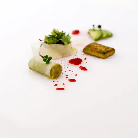 Veranstaltungen im Kloster Hornbach Kreativ angerichtetes Gourmetgericht auf weißem Teller mit Gemüse und roten Soßentropfen