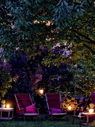 Treffpunkt, Kraftplatz und Hotel in Hornbach Abendliche Gartenbeleuchtung mit Stühlen und Kerzen unter einem Baum