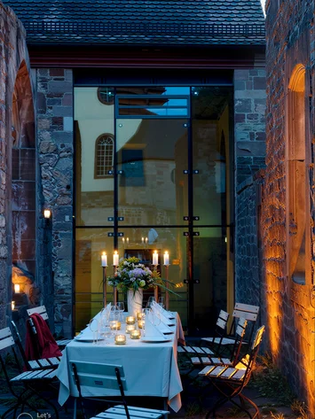 Räume für besondere Anlässe im Kloster Hornbach Abendessen im Innenhof mit Kerzenlicht und dekoriertem Tisch