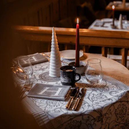 Veranstaltungen im Kloster Hornbach eingedeckter Tisch mit Kerze zur Weihnachtszeit
