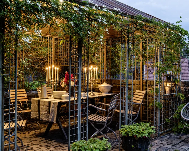Treffpunkt, Kraftplatz und Hotel in Hornbach Abendessen im Gartenpavillon mit Kerzenlicht und blühenden Pflanzen
