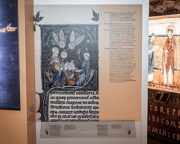 Ihre Gastgeber im Kloster Hornbach Mittelalterliche Wandmalerei mit lateinischem Text in einem Museumsausstellungsraum