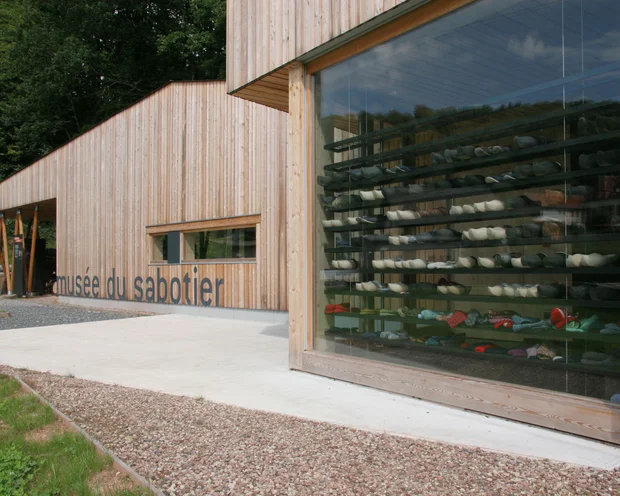 Ausflugstipps für Ihren Urlaub in der Pfalz Holzgebäude mit großer Fensterausstellung von Holzschuhen