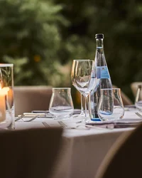 Kloster Hornbach und Lösch: Downloads Eleganter gedeckter Tisch mit Kerzen und Wasserflaschen im Außenbereich