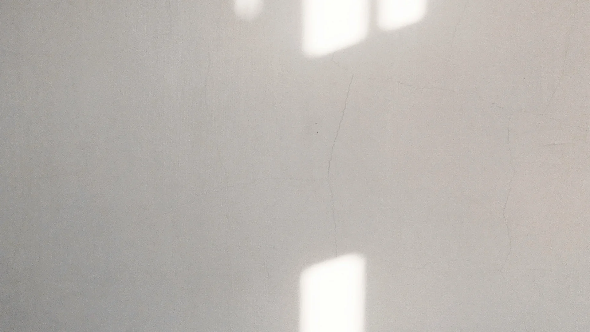 Treffpunkt, Kraftplatz und Hotel in Hornbach Sonnenlicht wirft rechteckige Schatten auf eine weiße Wand