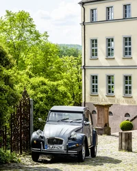 Kloster Hornbach: Ihre Ansprechperson für Medienanfragen Klassisches Auto vor dem Hotel Kloster Hornbach umgeben von Bäumen