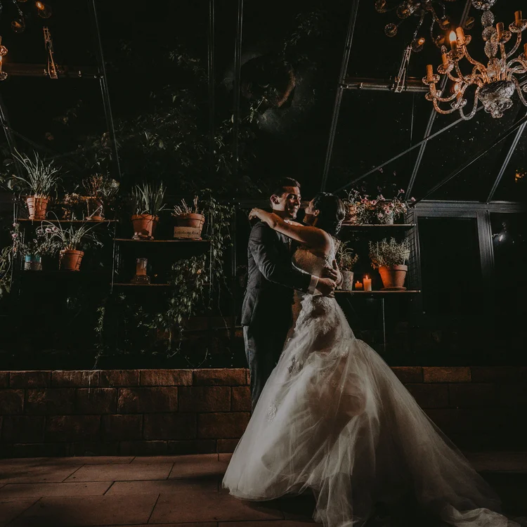 Treffpunkt, Kraftplatz und Hotel in Hornbach Brautpaar tanzt romantisch bei Nacht unter Kronleuchtern und Pflanzen