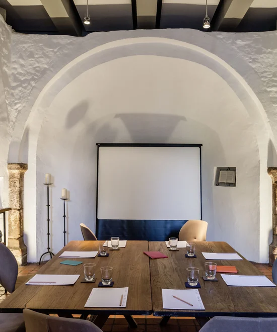 Treffpunkt, Kraftplatz und Hotel in Hornbach Moderner Meetingraum mit Tischen, Stühlen, Notizblöcken und Projektionswand