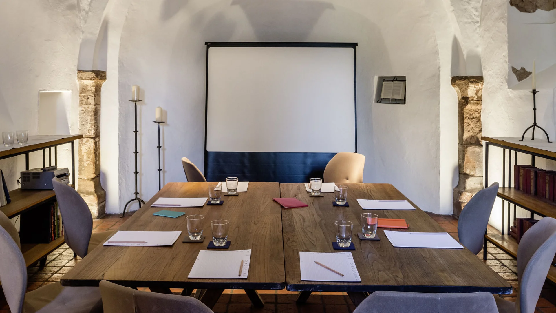 Ihr Tagungshotel Pfalz | Kreative Meetings im historischen Kloster Hornbach Moderner Meetingraum mit Tischen, Stühlen, Notizblöcken und Projektionswand