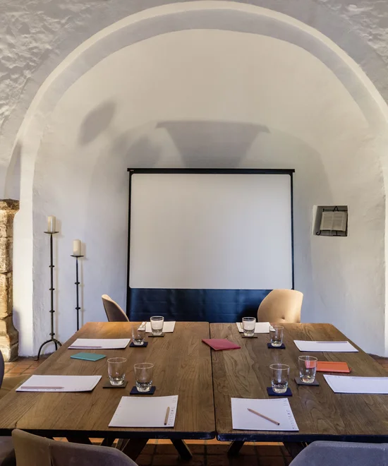 Übernachten Sie im Kloster oder im Lösch in Rheinland-Pfalz. Moderner Meetingraum mit Tischen, Stühlen, Notizblöcken und Projektionswand
