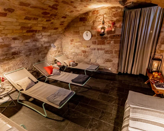 Wellness im Kloster in Deutschland Ruheraum mit Liegen, Backsteinwänden und gedämmtem Licht