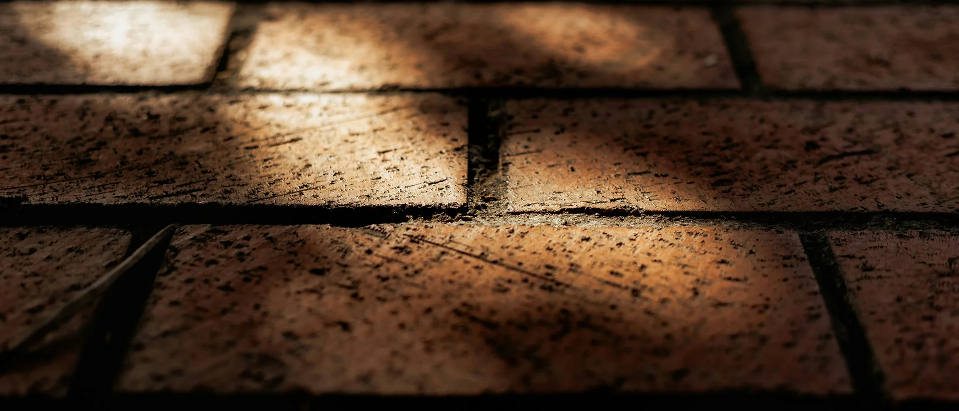 Treffpunkt, Kraftplatz und Hotel in Hornbach Nahaufnahme einer sonnendurchfluteten roten Backsteinmauer mit Schatten