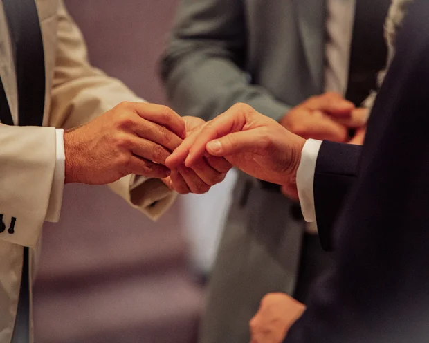 FAQs zu Ihrer Hochzeit im Kloster Hornbach Beide Hände von zwei Personen in Anzügen beim Händedruck nah