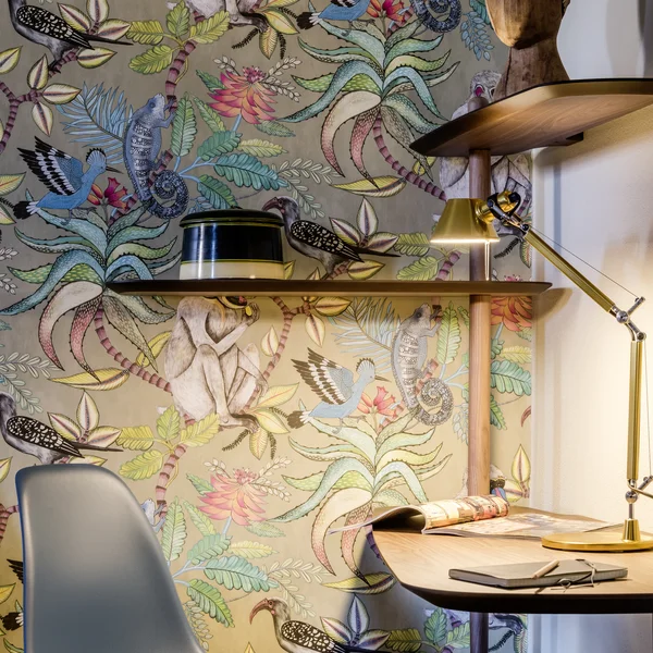 Exzellenter Lernort Kloster Hornbach Moderner Arbeitsplatz mit bunter Wandtapete und Schreibtischlampe