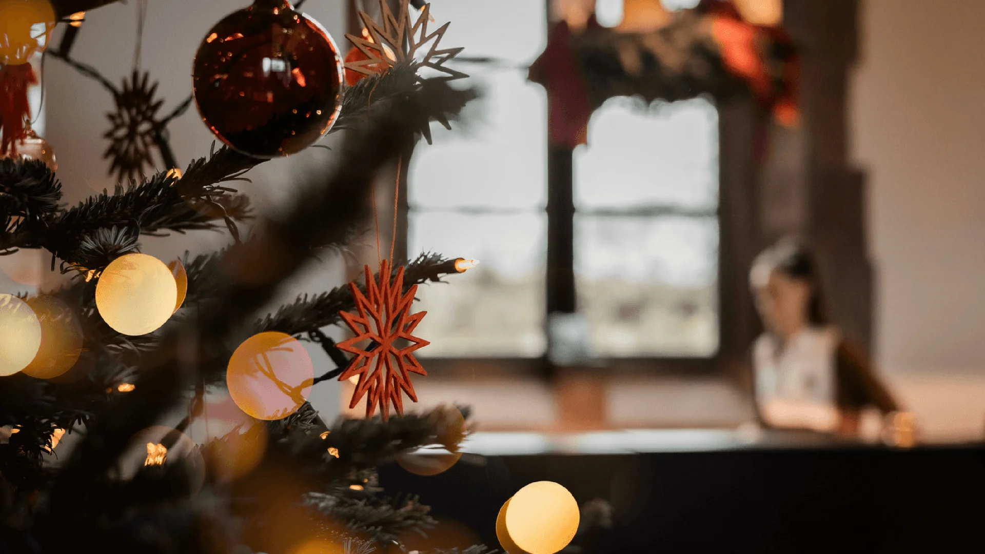 Weihnachten im Kloster Hornbach Weihnachtsbaum mit roten und goldenen Ornamenten, unscharfe Person im Hintergrund